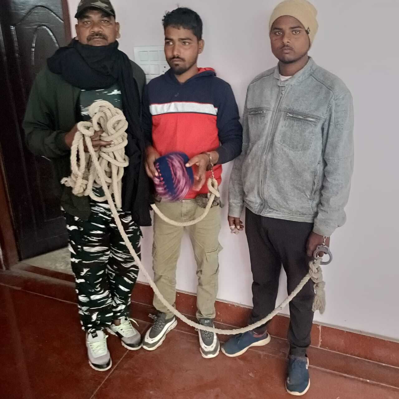 चाकू से पिता-पुत्र पर हमला, दो गिरफ्तार