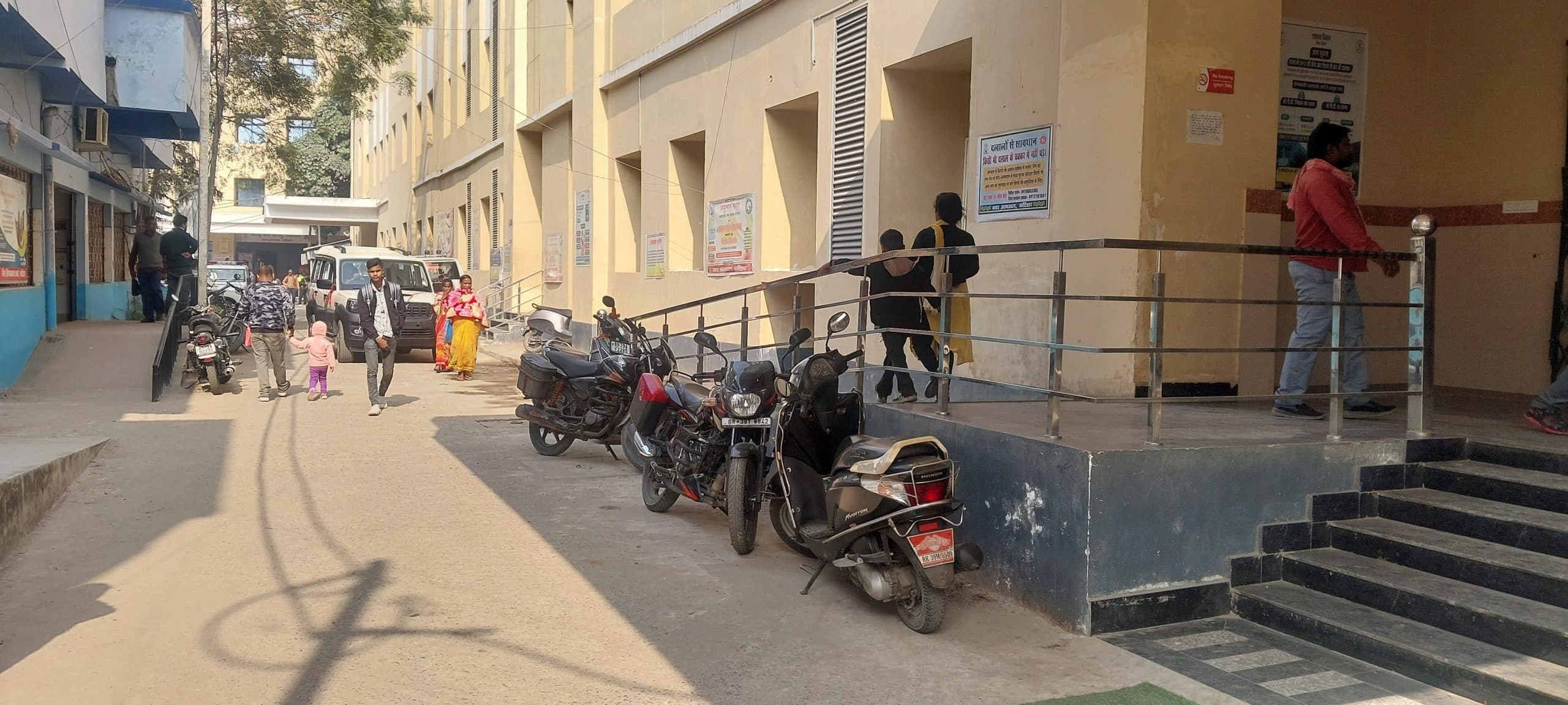 सदर अस्पताल में जहां-तहां खड़ी वाहन लगाने से परेशानी