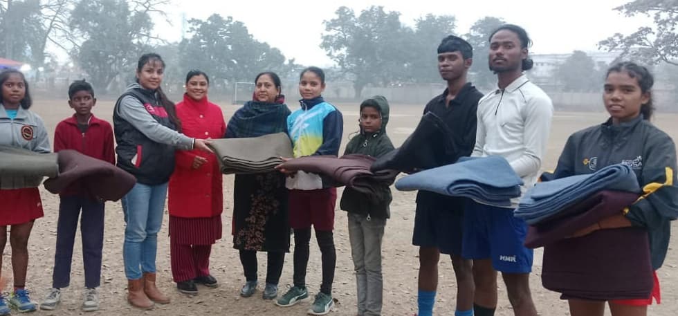 हॉकी पूर्णिया ने खिलाड़ियों के बीच किया कंबल वितरण