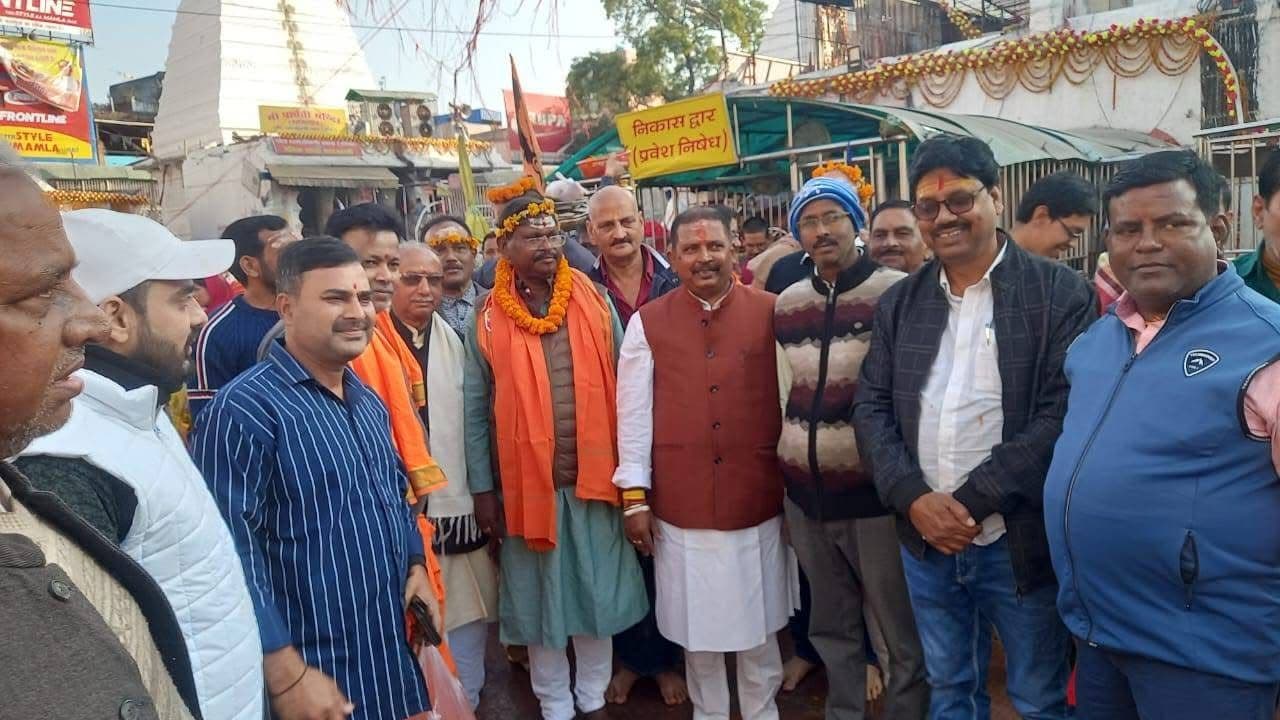 Deoghar News : पूर्व केंद्रीय मंत्री अर्जुन मुंडा ने किये बाबा बैद्यनाथ के दर्शन