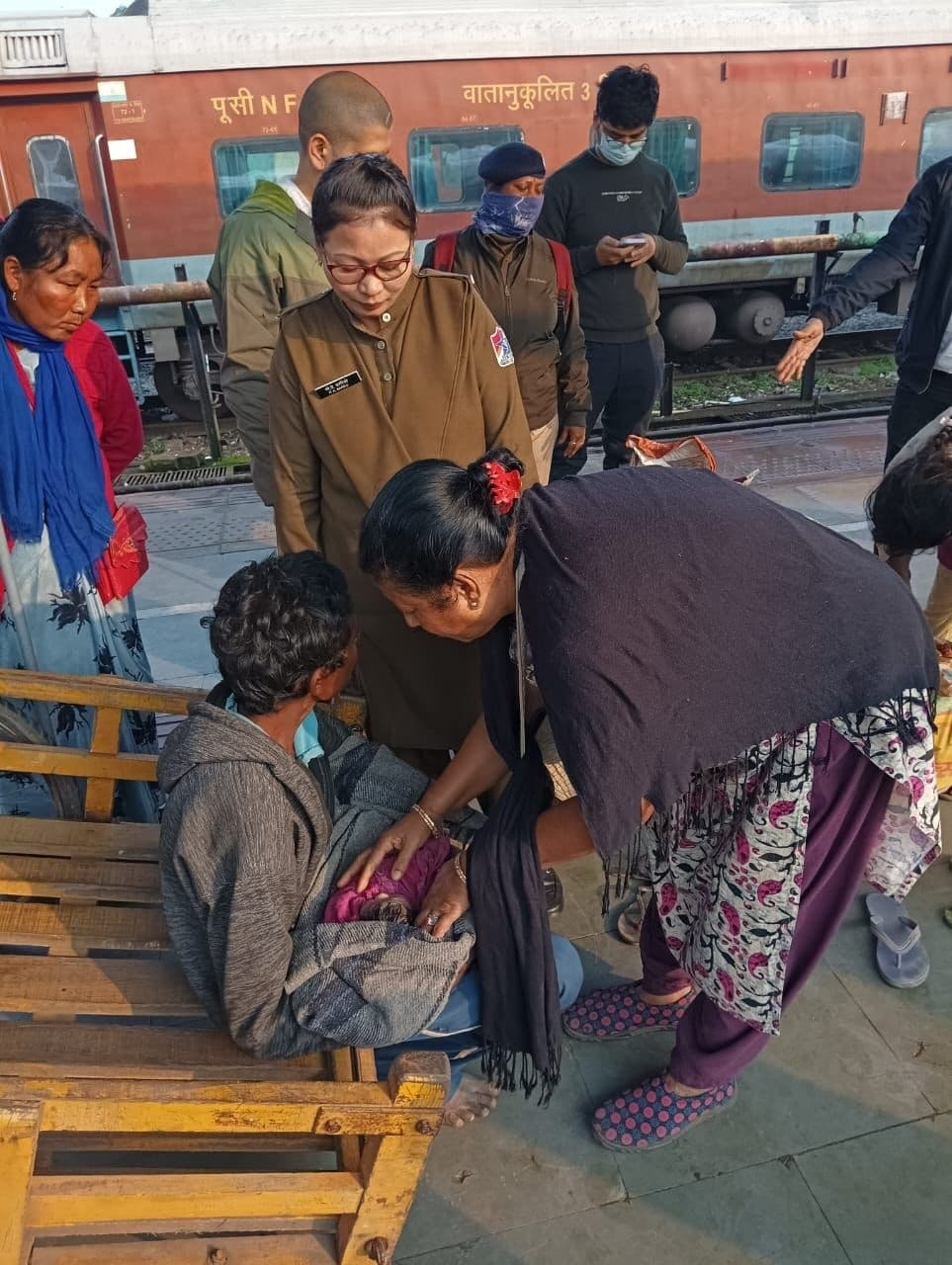 बिहार की महिला ने गुवाहाटी रेलवे स्टेशन पर दिया बच्चे को जन्म