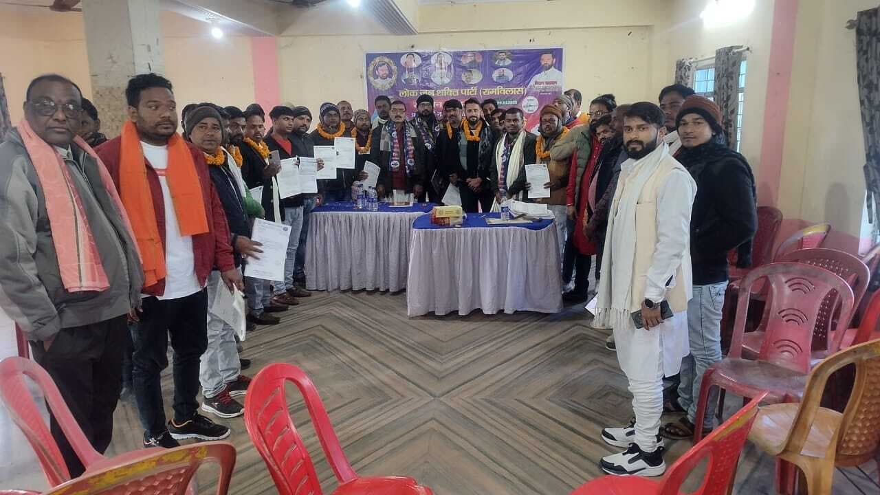 दर्जनों लोगों ने ली पार्टी की सदस्यता