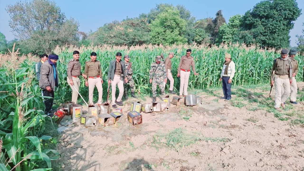 पुलिस ने दो हजार किलो महुआ को किया नष्ट