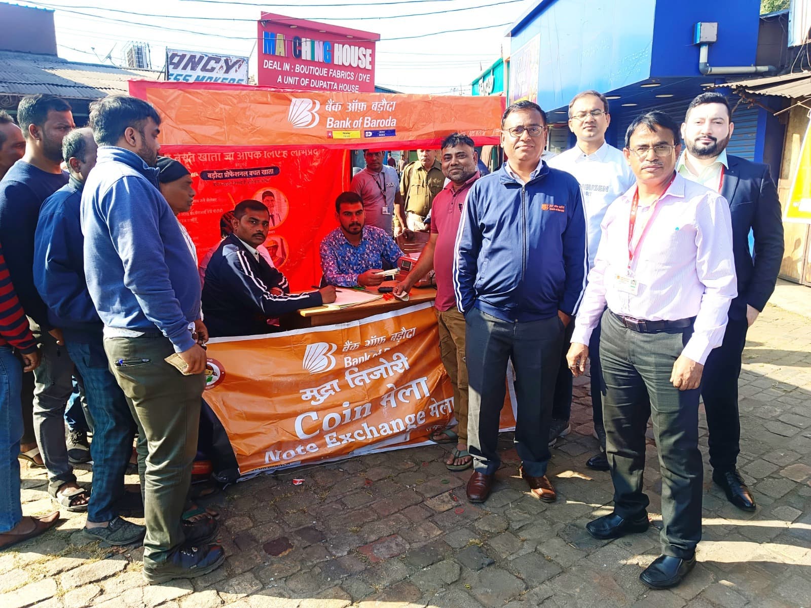 Jamshedpur News : बैंक ऑफ बड़ौदा ने बिष्टुपुर बाजार में बदले पुराने व कटे फटे नोट