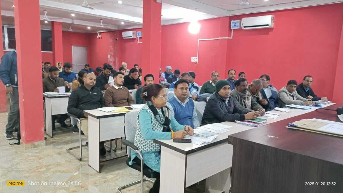 प्रतिदिन प्रत्येक स्कूल के दस छात्रों को बनायें आधार व आपार कार्ड