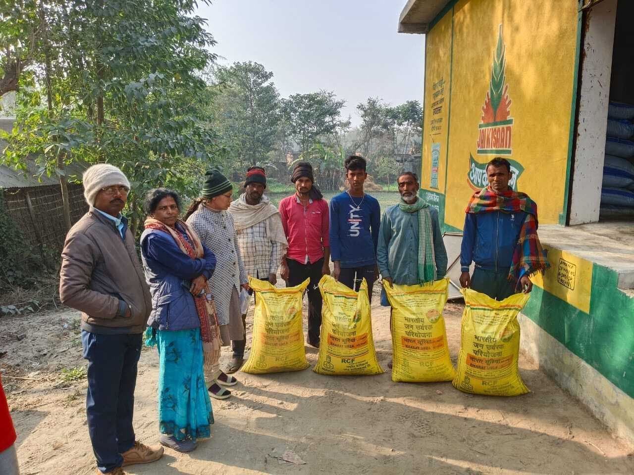 अधिकारियों की उपस्थिति में निर्धारित मूल्य पर किसानों को दी गयी खाद