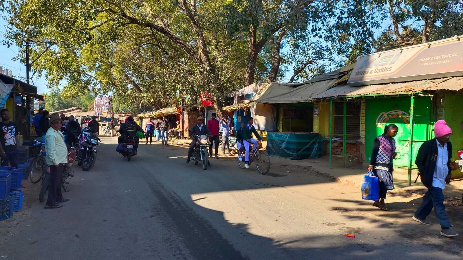 Chaibasa News : अतिक्रमण हटाने की नोटिस से दुकानदारों में उबाल, बंद रहा सोनुआ बाजार