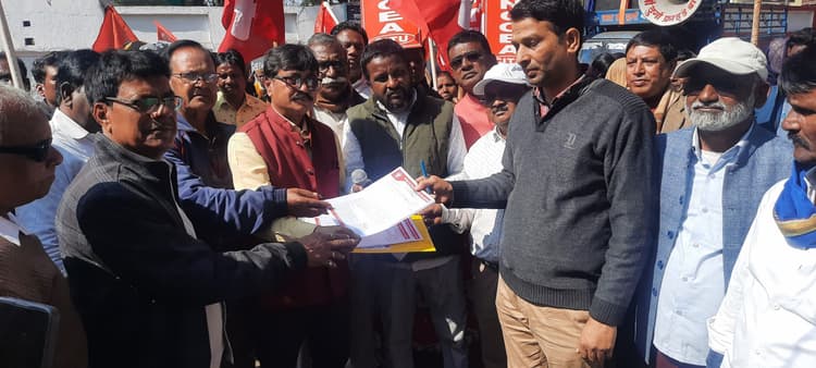 Bokaro News : बीएंडके महाप्रबंधक कार्यालय के समक्ष सीटू का प्रदर्शन