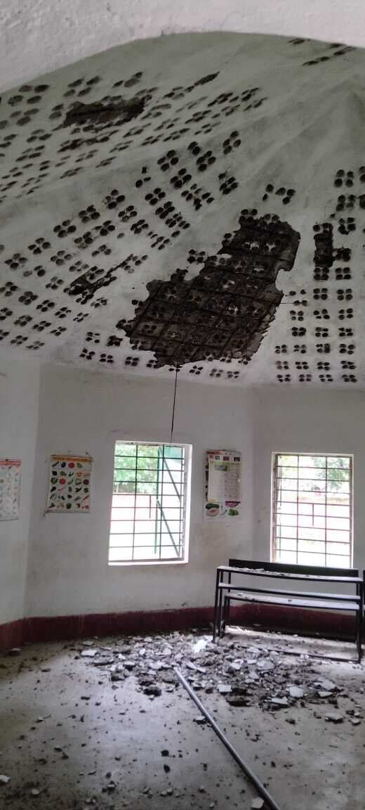 East Singhbhum news : धालभूमगढ़ प्रखंड के आठ प्रावि के भवन जर्जर, एक कमरे में हो रही केजी से 5वीं तक की पढ़ाई