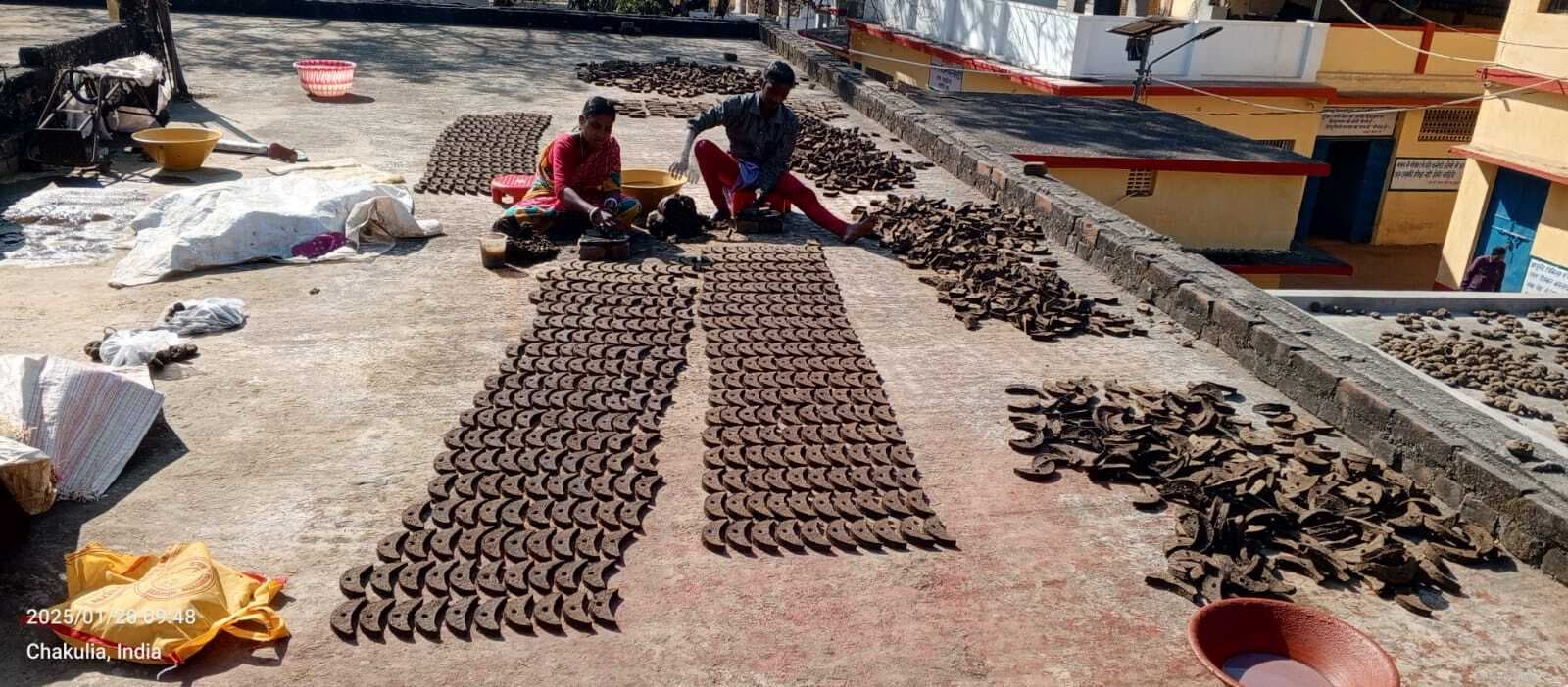 East Singhbhum news : चाकुलिया गौशाला बनी सामग्री से देश के बड़े शहरों में होगा होलिका दहन