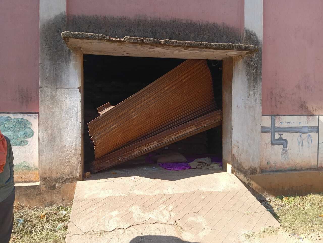 East Singhbhum news : हाथी ने गोदाम का गेट तोड़ चावल खाया, चाकुलिया गौशाला में मचाया उत्पात