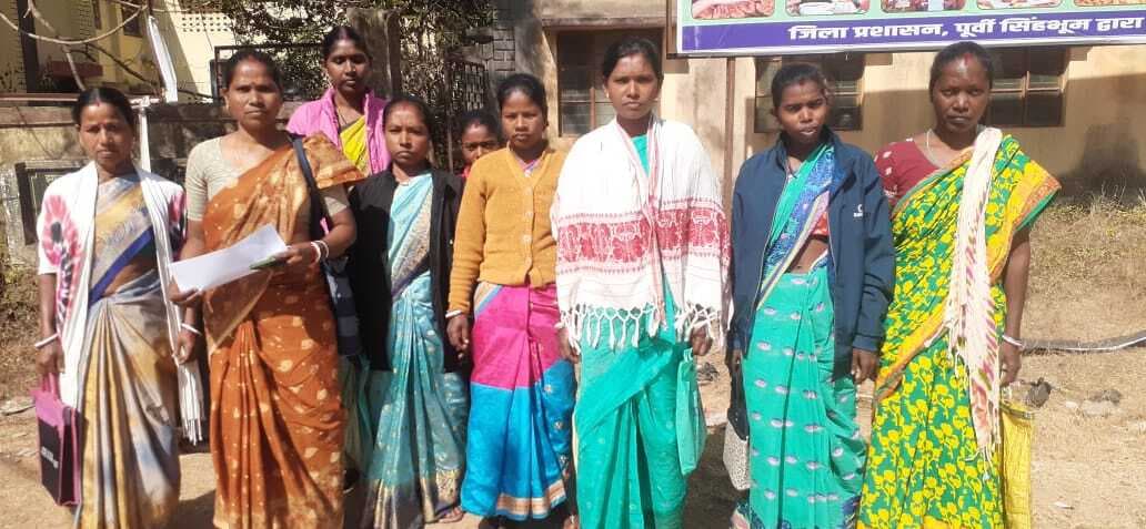 East Singhbhum news : घाटशिला में आवेदन के छह महीने के बाद भी नहीं मिला ‘मंईयां’ का लाभ, कार्यालय का चक्कर लगा रहीं महिलाएं