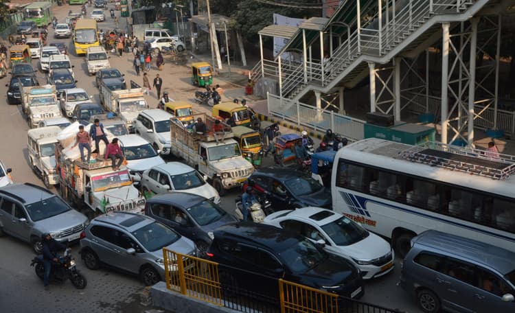 शहर में स्कूलों के खुलते ही लगा जाम, रेंगती रहीं गाड़ियां