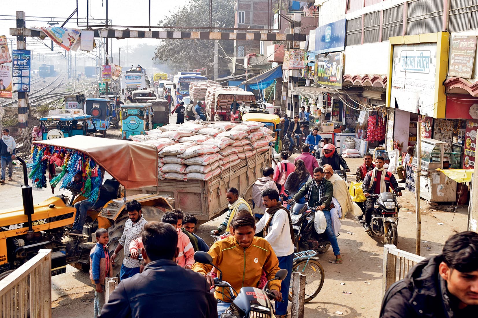 Buxar News: इटाढ़ी रेलवे क्रॉसिंग पर लोगों को नहीं मिल रही है जाम से मुक्ति