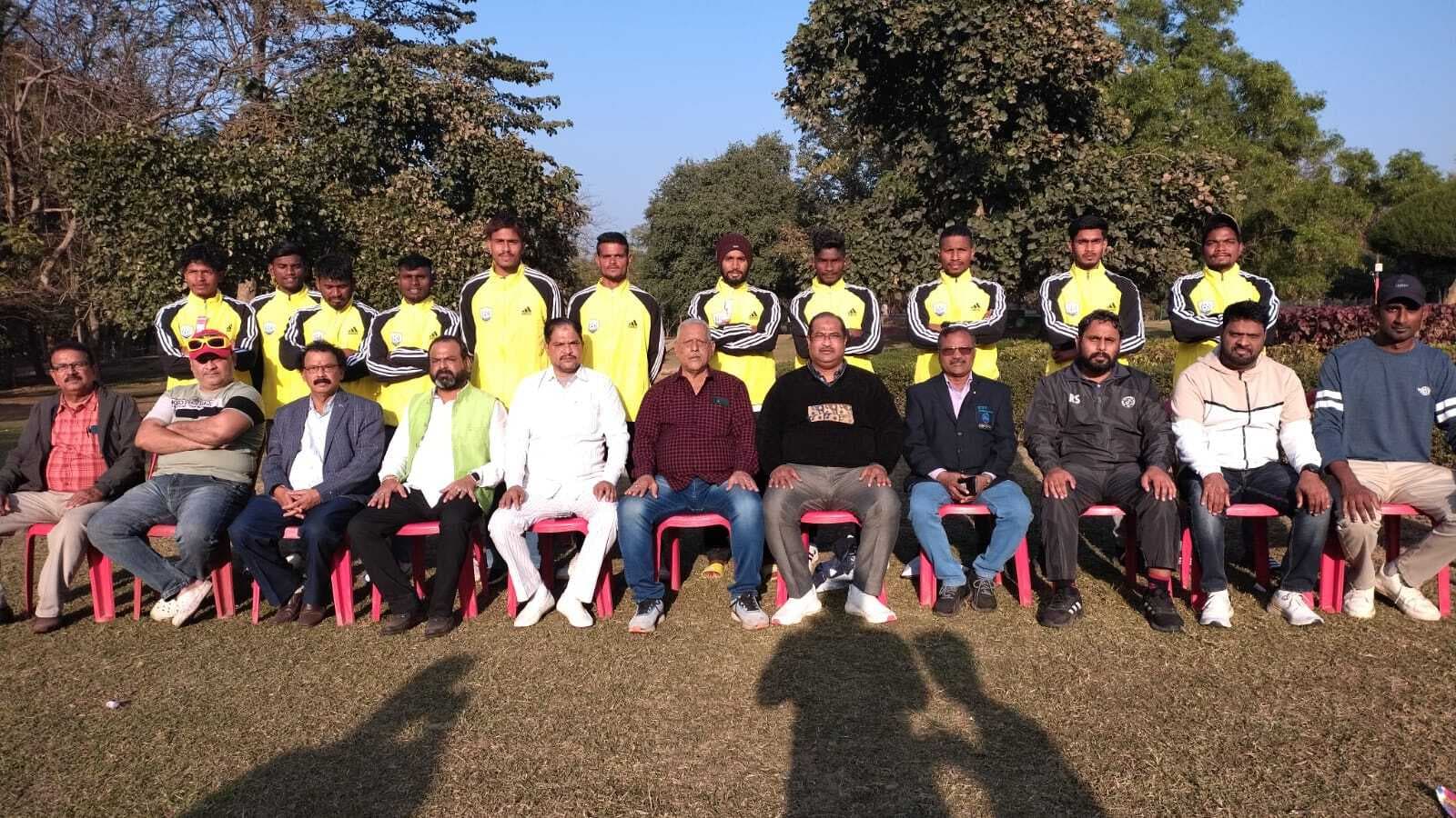 फुटबॉल : विजेता टीम के खिलाड़ियों के बीच ट्रैक सूट वितरित