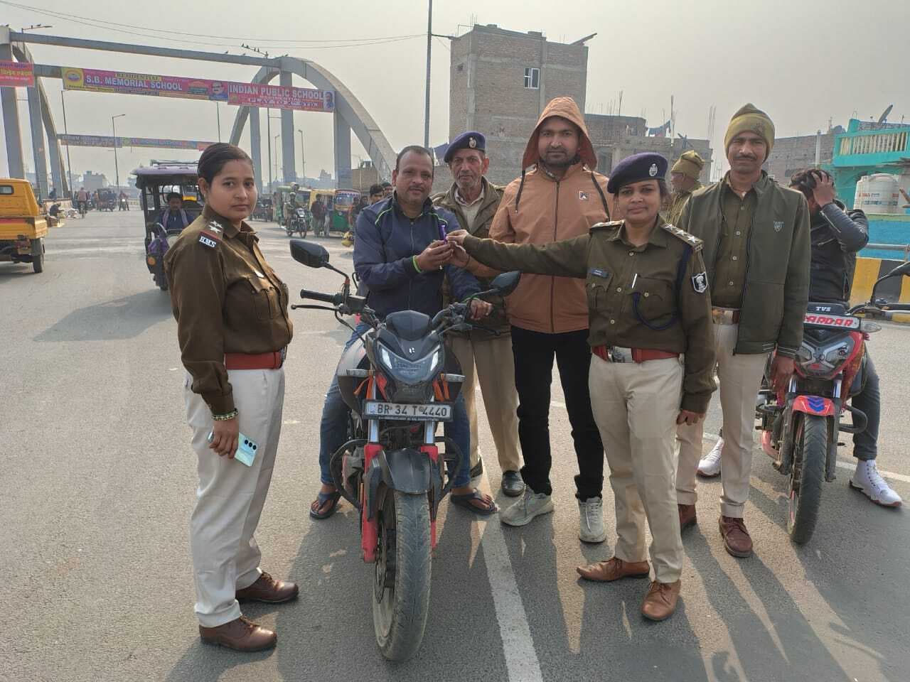 बिना हेलमेट बाइक चला रहे चालकों को दिया गया गुलाब और चॉकलेट, कल काटा जाएगा चालान