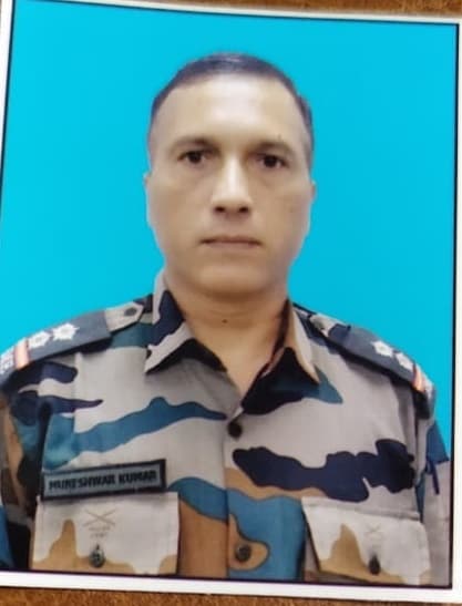 सूबेदार मुनेश्वर सिंह का शव तिरंगे में लिपटा पहुंचा गांव, लोगों ने दी श्रद्धांजलि