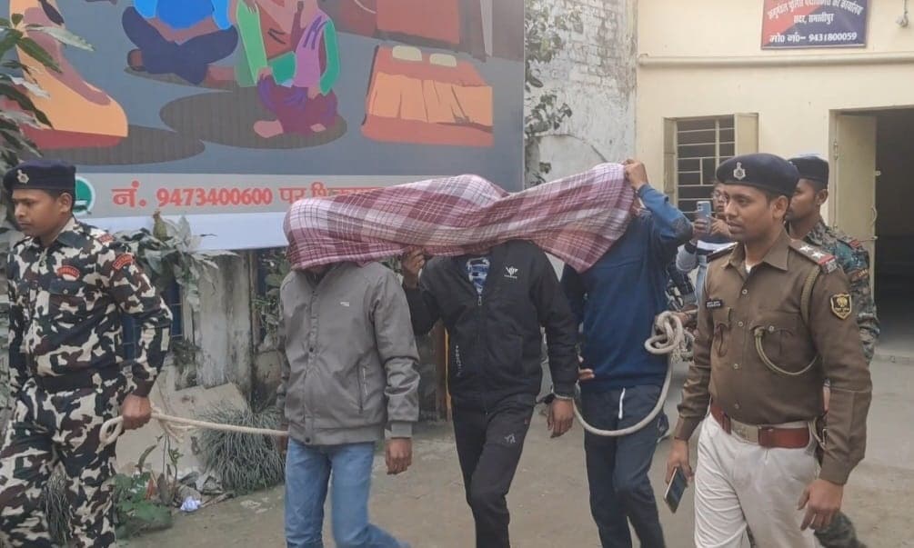 किराना दुकान में लूट करने वाले तीन शातिर हथियार के साथ गिरफ्तार