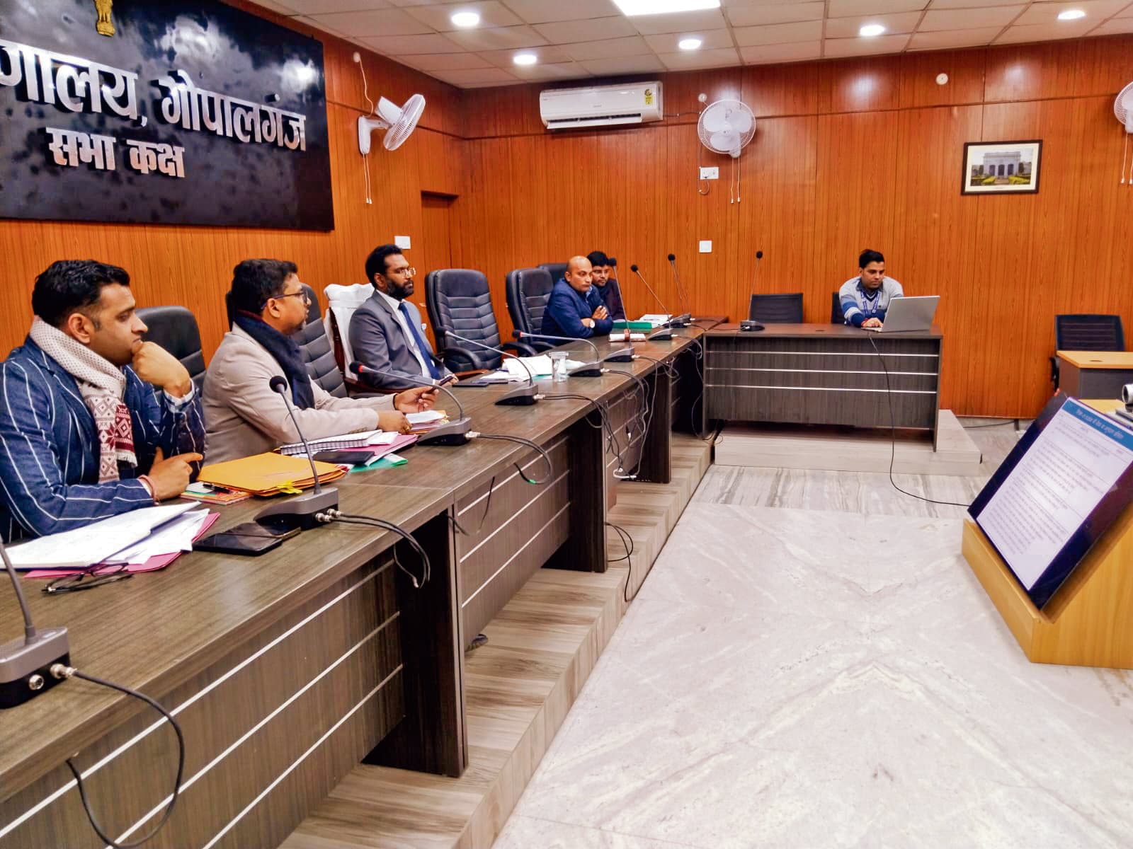 Gopalganj News  : डीइओ, डीपीओ समेत कई बीइओ के वेतन पर लगी रोक, डीएम ने दिया अल्टीमेटम