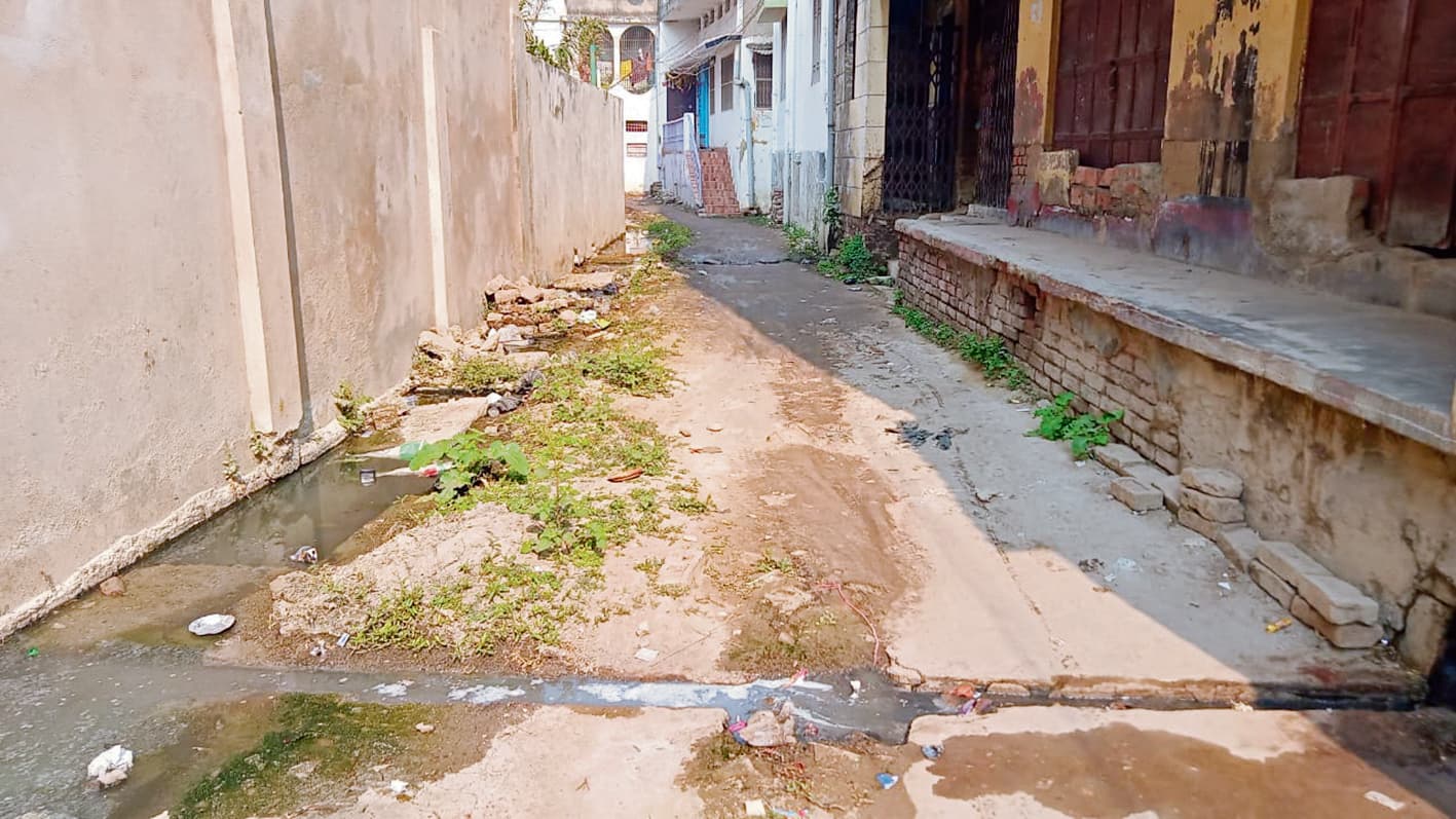 Chapra News : अतिक्रमण व टूटी गलियों से लोगों का बुरा हाल, आवागमन में हो रही परेशानी