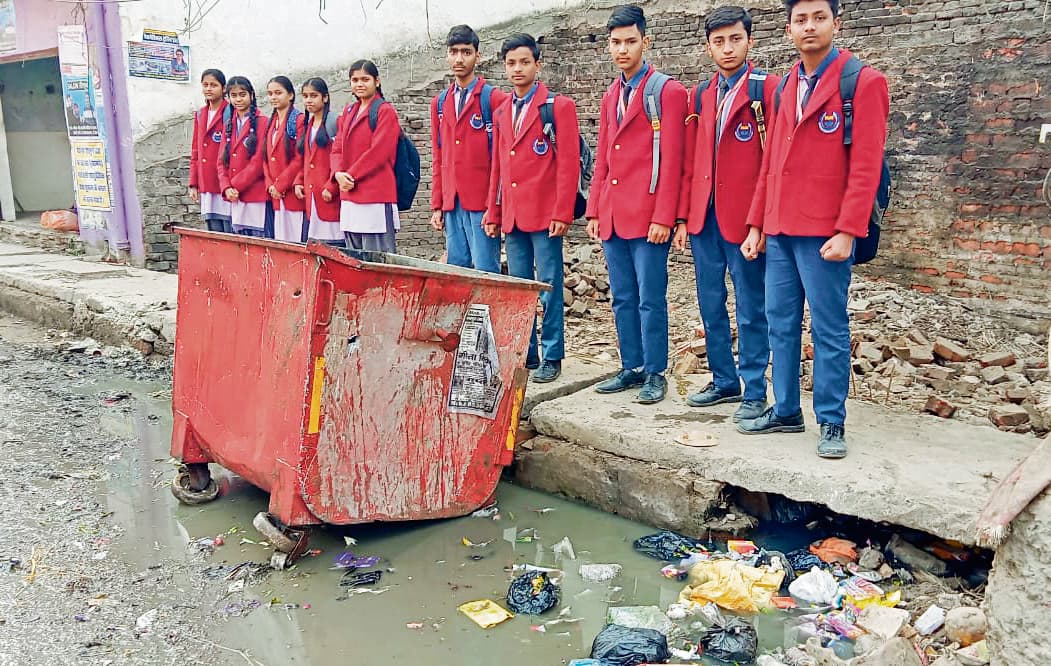Chapra News : स्कूल के पास बना डंपिंग जोन, छात्रों ने जताया विरोध