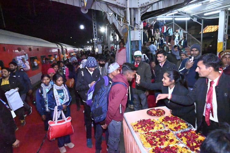 Deoghar news : संताल परगना समेत कई जिलों के 800 बच्चे वाराणसी रवाना, विधायक व अधिकारियों ने हरी झंडी दिखाकर किया रवाना