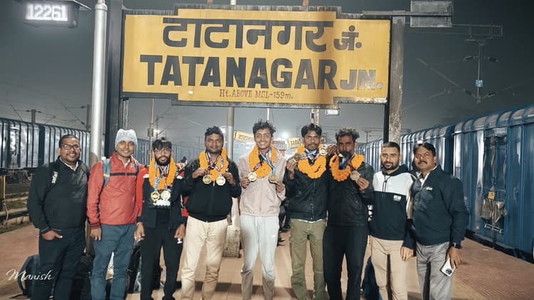 मुंबई मैराथन में हिस्सा लेकर लौटे धावकों का स्वागत