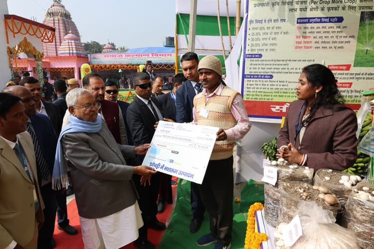 प्रगतिशील युवा किसान मुख्यमंत्री के हाथों हुए सम्मानित