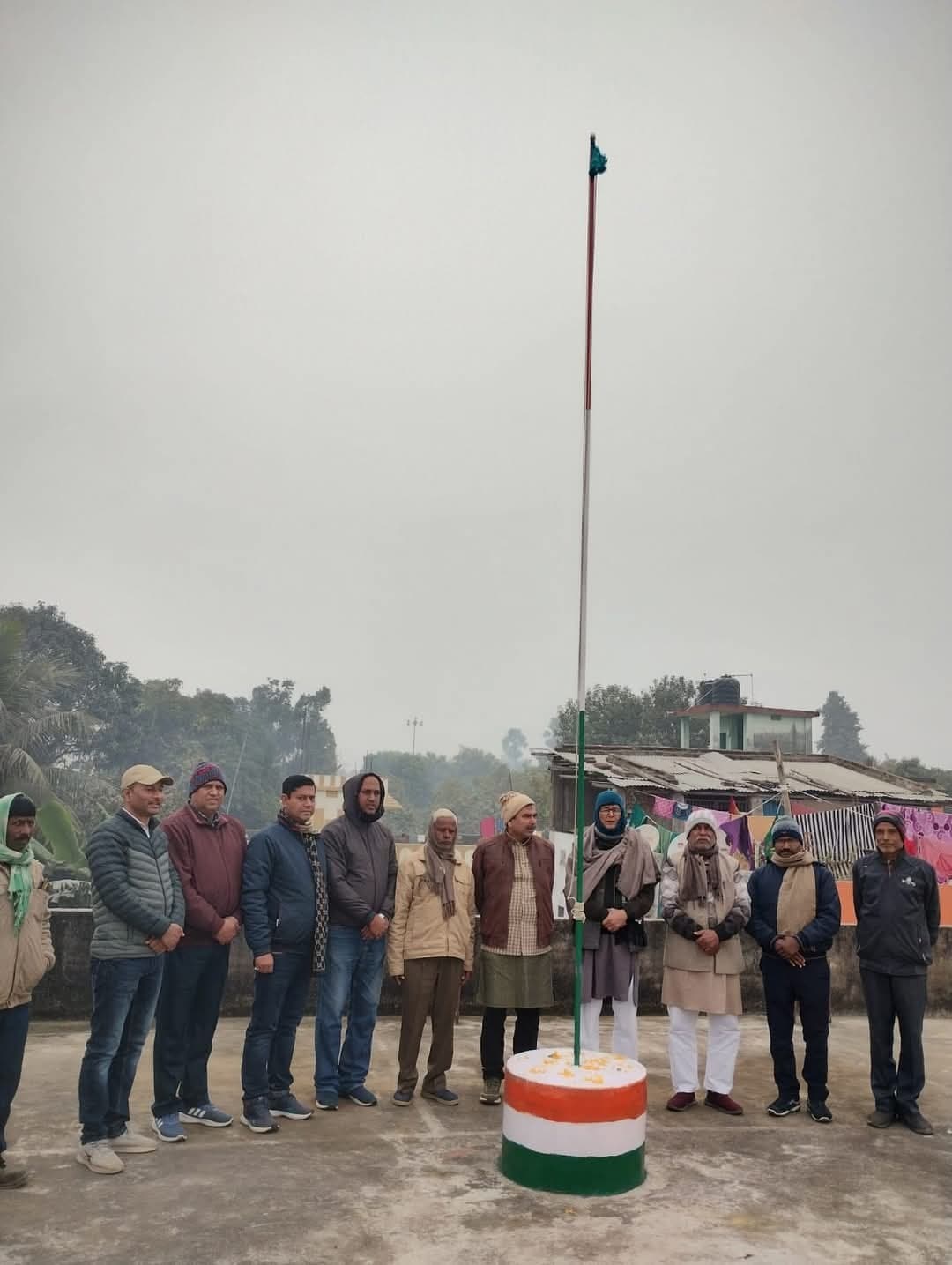 शिक्षक संघ के शताब्दी वर्ष पर फहराया झंडा