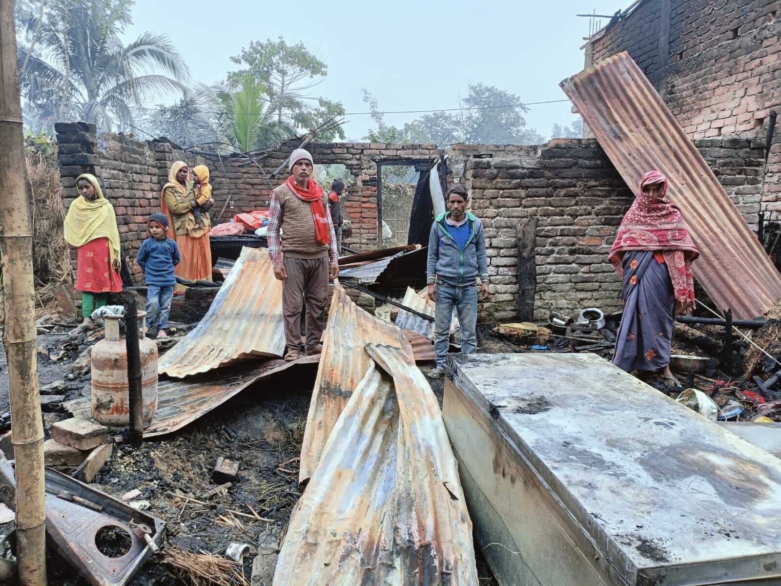 चूल्हे की चिंगारी से लगी आग, चार घर जले