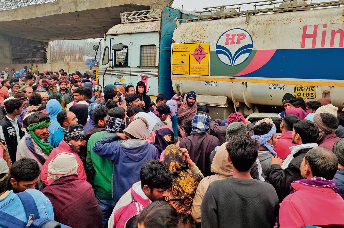 Hajipur News : हाजीपुर-पटना मार्ग पर टैंकर के धक्के से बाइक सवार पूर्व पंचायत समिति सदस्य समेत दो लोगों की मौत, हंगामा, पुलिस पर किया पथराव, लाठीचार्ज