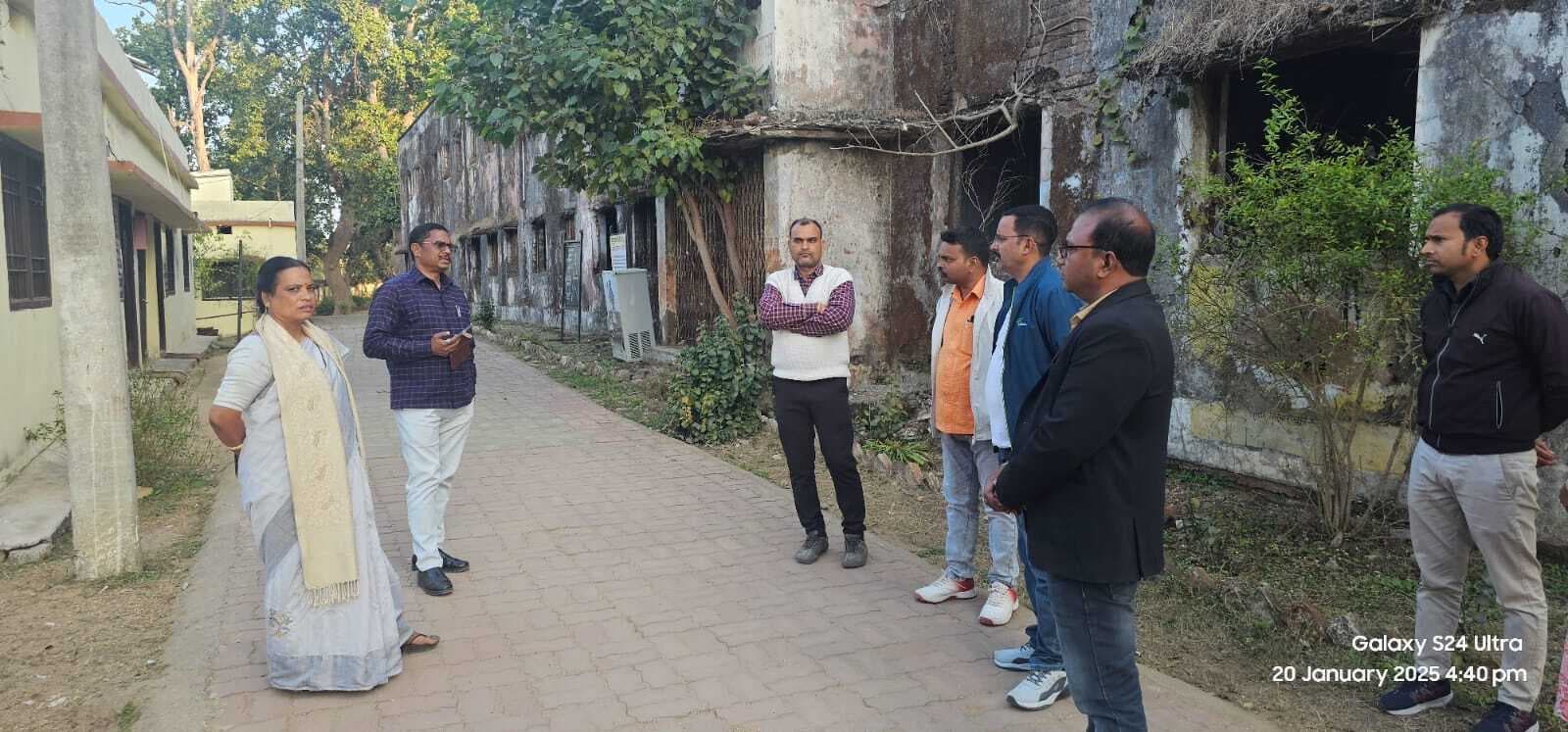 शराब पीकर सोया था कर्मचारी, मरीजों के बेड चादर गायब