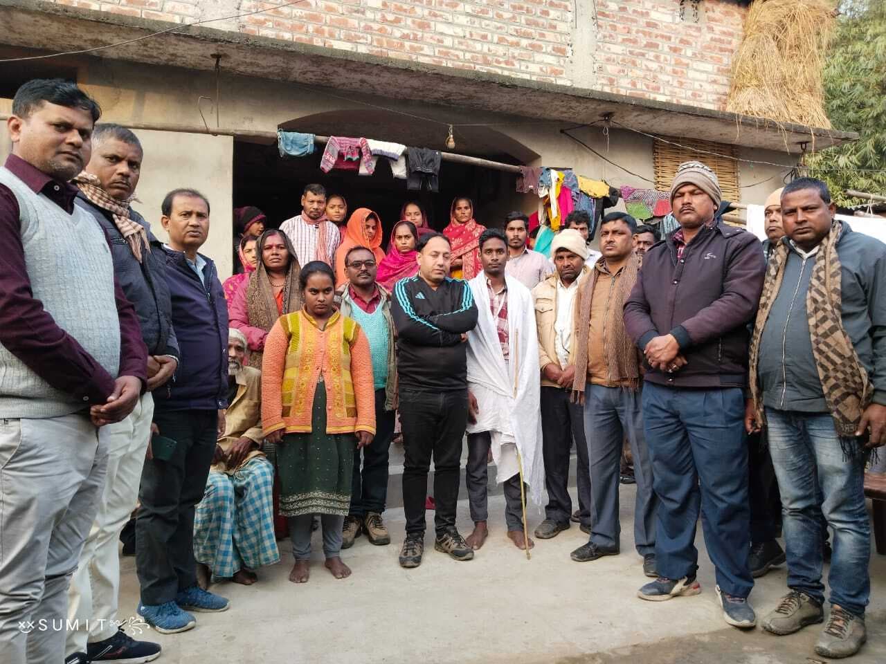 शिक्षिका के अनाथ हो चुके बच्चों से मिला शिक्षक संघ