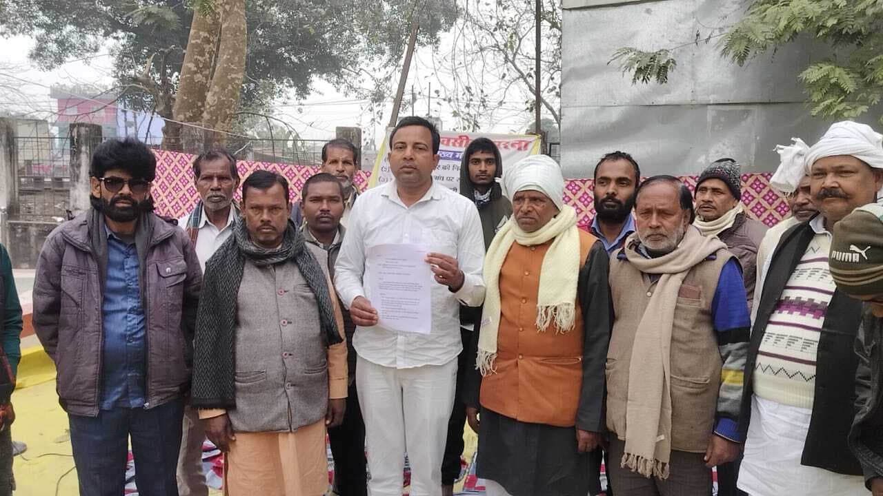 आठ सूत्री मांगों को लेकर दिया धरना, राज्यपाल के नाम बीडीओ को सौंपा ज्ञापन