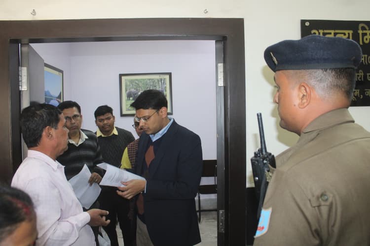 Jamshedpur news. भूमि अधिग्रहण व मंईयां सम्मान राशि भुगतान समेत 60 मामलों का समाधान