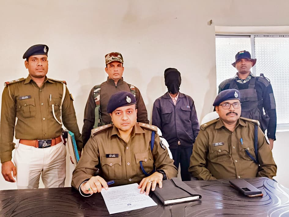 Gaya News : पुलिस वाहन पर हमला करने का आरोपित नक्सली बिंदु यादव गिरफ्तार