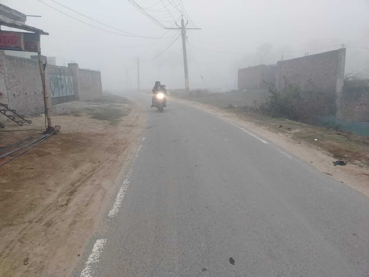 ठंढ़ ने एक बार फिर बदले अपने तेवर, दिन भर रहा कुहासे का साम्राज्य