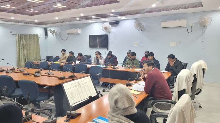 डीएम योजनाओं के बेहतर क्रियान्वयन को करें सुनिश्चित: अमृत लाल