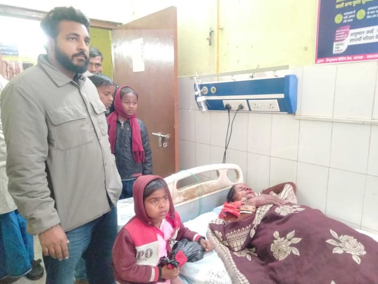 बाइक सवार ने राहगीर को मारी ठोकर, बाइक सवार सहित तीन लोग जख्मी