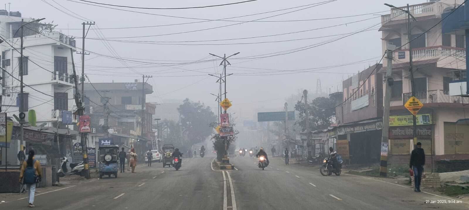 कोल्ड वेव के बीच कांपते हुए स्कूल पहुंचे छात्र, घरों में दुबके लोग