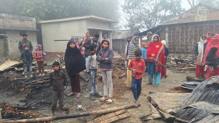 आग से पांच घर जले, पांच लाख की संपत्ति का नुकसान