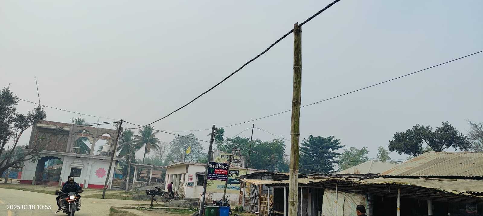 बांस के सहारे हो रही बिजली की आपूर्ति