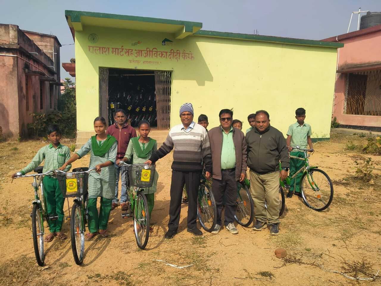 300 स्कूली छात्र-छात्राओं के बीच साइकिल वितरित