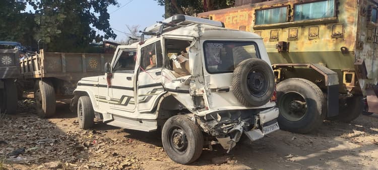 Deoghar news : ट्रक ने सड़क किनारे खड़ी बोलेरो में मारा धक्का, दो घायल