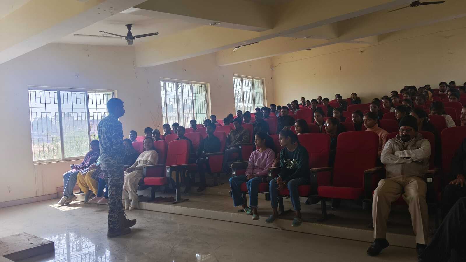 Deoghar News : मानव मूल्यों की सुरक्षा व देश की रक्षा के लिए वायु सेना से जुड़ें : विंग कमांडर