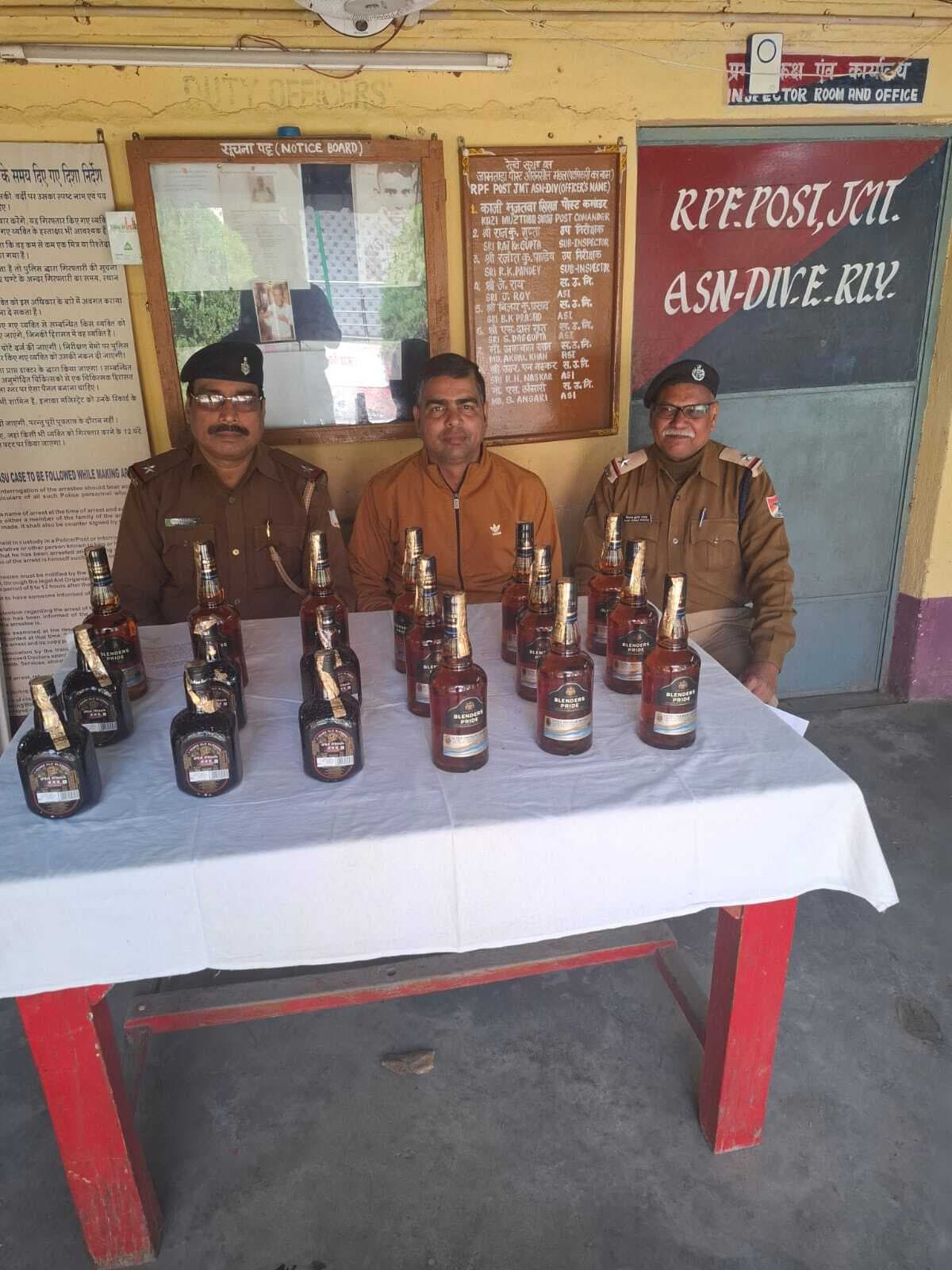 आरपीएफ ने 15,540 रुपये का अवैध शराब किया जब्त