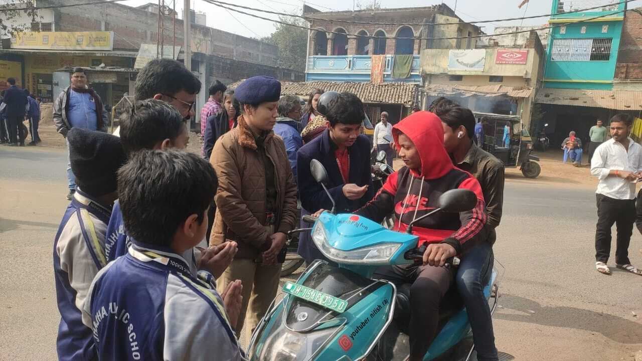छात्र-छात्राओं ने सड़क सुरक्षा के प्रति लोगों को किया जागरूक