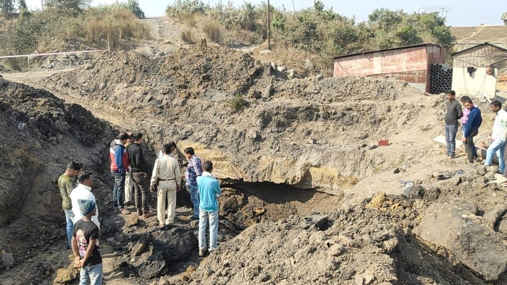 पाइप बिछाने के क्रम में मिट्टी धंसने से दबे चार मजदूर, तीन की मौत