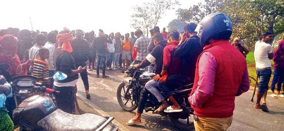 अज्ञात वाहन के धक्के से बाइक सवार दो दोस्तों की मौत