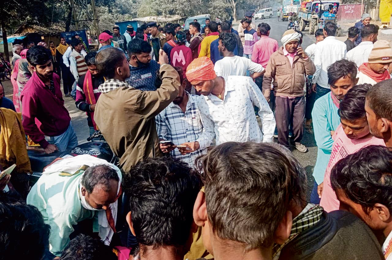 Buxar News : करेंट से किसान की मौत, विरोध में जाम की सड़क